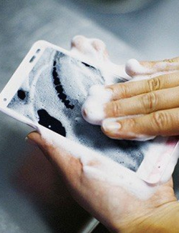 Kyocera Digno Rafre: Ένα smartphone που μπορείς να πλένεις με τα πιάτα [Videos] image