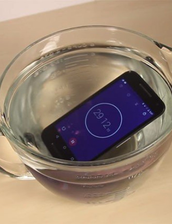 Moto G 2015: Πόσο αντέχει τελικά στο νερό; [Video] image