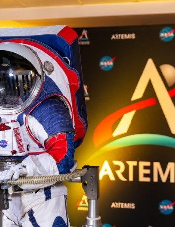 Αυτή είναι η νέα διαστημική στολή της NASA για την αποστολή στη Σελήνη το 2024 image