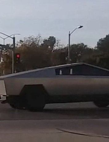 Tesla Cybertruck: Δείτε τον Elon Musk να βολτάρει σε δημόσιο δρόμο με το φουτουριστικό όχημα image