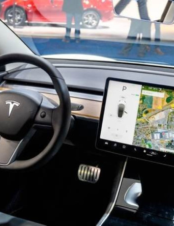 Elon Musk: Έρχεται λειτουργία video κλήσεων στα ηλεκτρικά οχήματα της Tesla image
