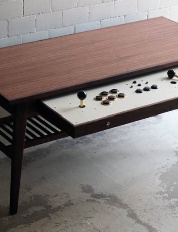 Αυτό το τραπέζι κρύβει μέσα του την arcade παιχνιδομηχανή των ονείρων μας image