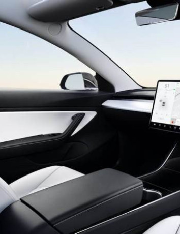 Elon Musk: Η Tesla είναι κοντά στην τεχνολογία για αυτόνομα οχήματα χωρίς τιμόνι και πεντάλ image