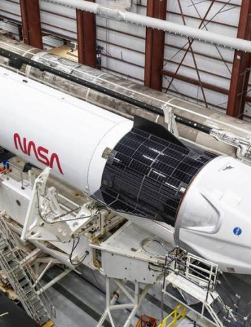 SpaceX: Γράφει ιστορία με την πιστοποίηση της NASA για το Crew Dragon image