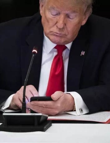 Donald Trump: Μόνιμη αναστολή του λογαριασμού του και στο Twitter image