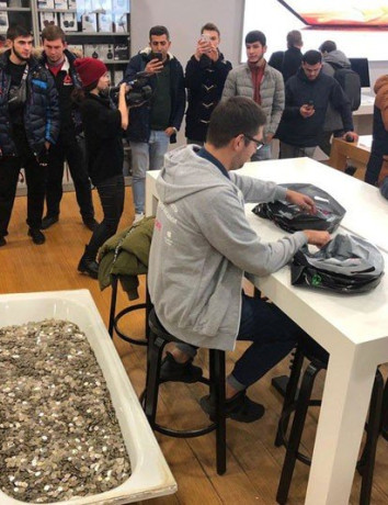 Θεούλης στη Ρωσία αγόρασε ένα iPhone XS 256GB με μια....μπανιέρα γεμάτη κέρματα! image