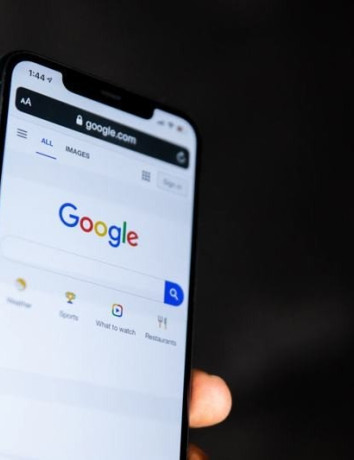 Google: Ανεβάζει στα $15 δισ. την ετήσια πληρωμή στην Apple για το Google Search image