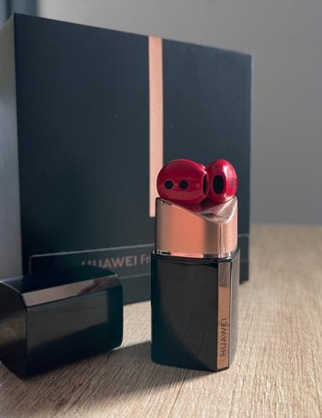 HUAWEI FreeBuds Lipstick Review: Πολυτέλεια στο...κόκκινο image