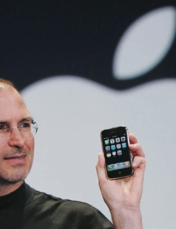 iPhone: 15 χρόνια από την ιστορική παρουσίαση του Steve Jobs image