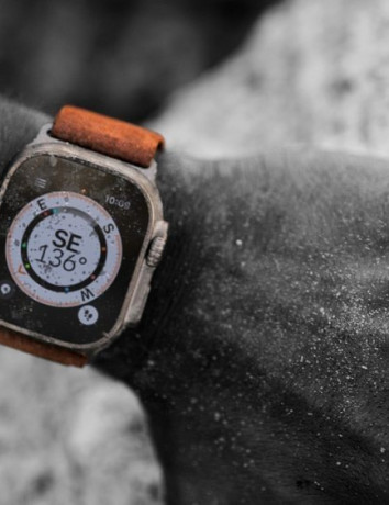 Apple Watch Ultra: Τεστ αντοχής με πτώσεις, βίδες και....χτυπήματα από σφυρί image