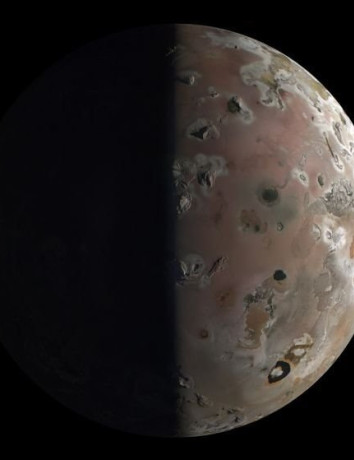 NASA: Το Juno μας δίνει μια εξαιρετικά κοντινή εικόνα από την Ιώ image