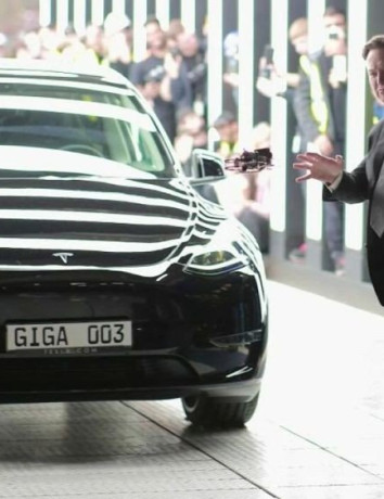 Elon Musk: Θα παρουσιάσει το Robotaxi τον Αύγουστο! image