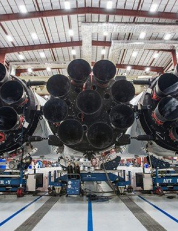 Falcon Heavy: Εντυπωσιακές εικόνες του πανίσχυρου πυραύλου από τον Elon Musk image