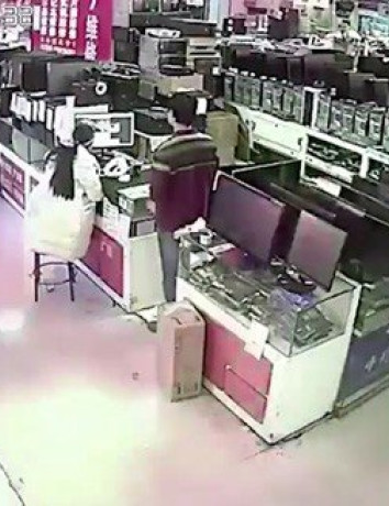 Ένας τύπος θεώρησε καλή ιδέα να δαγκώσει την μπαταρία του iPhone και αυτή εξερράγη... [Video] image