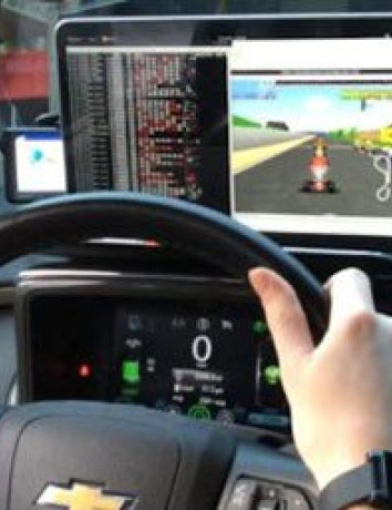 Παίζοντας Mario Kart 64 με χειριστήριο ένα πραγματικό ηλεκτρικό αυτοκίνητο! [Video] image