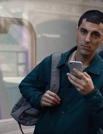Η Samsung κοροιδεύει την Apple για τα 10 χρόνια του iPhone [Video] image