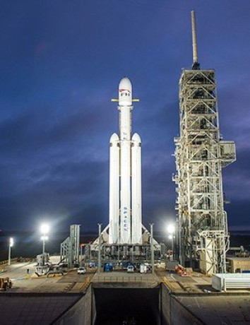 Η SpaceX δημοσιεύει εντυπωσιακό video από drone γύρω από τον πανίσχυρο πύραυλο Falcon Heavy image