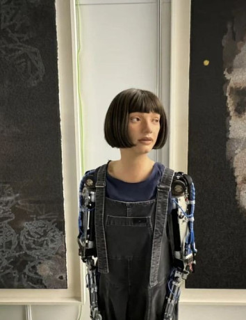 Ai-Da: Το AI robot έγραψε ιστορία πουλώντας πίνακα του σε δημοπρασία έναντι $1 εκατ.! image