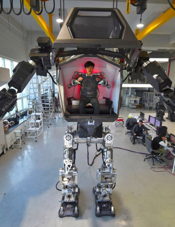 Method-2: Ένα ανθρωποειδές, επανδρωμένο robot με ύψος 4m κάνει τα πρώτα του βήματα! [Video] image
