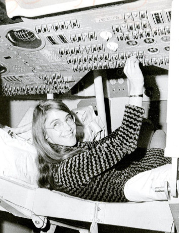 Απεβίωσε η Margaret Hamilton: Η επιστήμονας που έσωσε την προσσελήνωση του Apollo 11 image