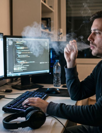 Συνέντευξη CTO Palantir: Η στρατιωτική χρήση του AI και οι ερευνητές που... καπνίζουν image