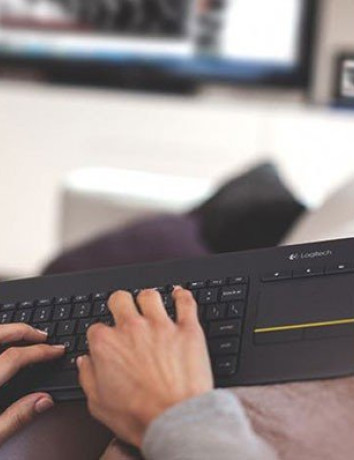 Logitech K400 Plus: Νέο ασύρματο πληκτρολόγιο με ενσωματωμένο touchpad για το σαλόνι [Video] image