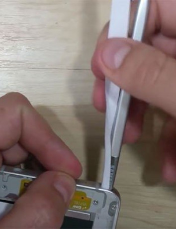 Samsung Galaxy Note 5: Πως να "ξεκολλήσεις" την γραφίδα αν μπει ανάποδα χωρίς ζημιές [Video] image