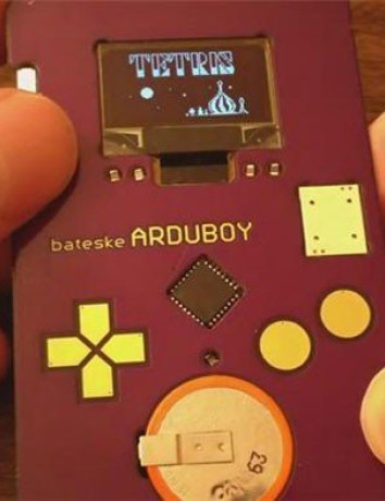 Arduboy: Μια επαγγελματική κάρτα στην οποία μπορείς να παίξεις...Tetris! [Video] image