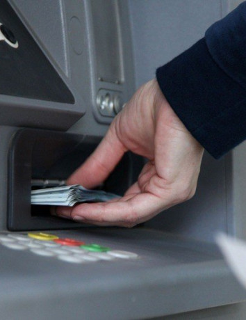 Hackers κλέβουν χρήματα από ATM με χρήση USB sticks image