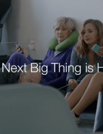 Η Samsung κοροϊδεύει τους κατόχους iPhone χαρακτηρίζοντας τους "Wall Huggers" [Video] image