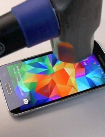 Samsung Galaxy S5 σε τεστ πτώσης, χτυπήματα με σφυρί και βουτιά σε βραστό νερό! [Videos] image