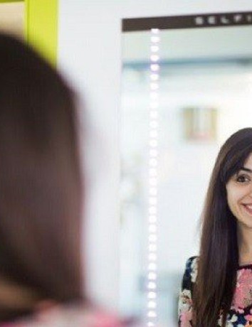 SELFIE Mirror: Ο καθρέπτης που σε φωτογραφίζει και ανεβάζει αυτόματα στο Twitter [Video] image