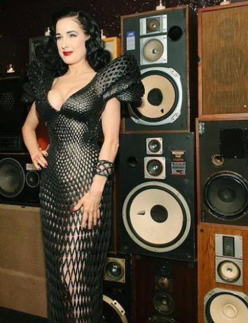 Η Dita Von Teese φορά το πρώτο 3D printed φόρεμα στον κόσμο! [Video] image