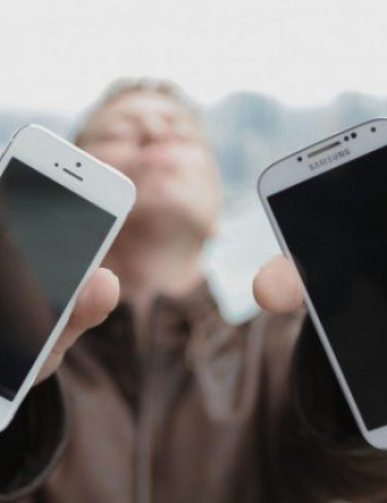Samsung Galaxy S4 vs iPhone 5, ποιο είναι ανθεκτικότερο σε πτώση; [Videos] image