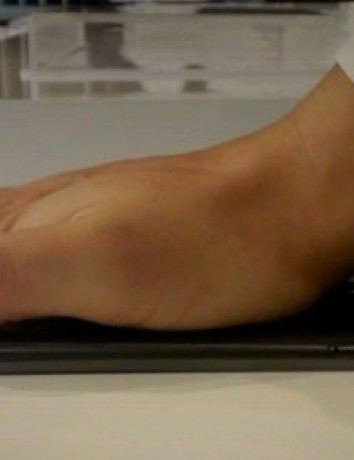 LG G Flex: Επίσημο video αποδεικνύει ότι είναι εύκαμπτο image
