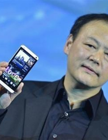 Ο CEO της HTC, Peter Chou, παραδίδει την ηγεσία στην πρόεδρο της εταιρείας image