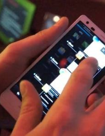 Sharp AQUOS SH-02E, το Android smartphone με οθόνη τεχνολογίας IGZO στην CES 2013 [Video] image