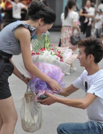 Rent a boyfriend: Online υπηρεσία ενοικίασης ...γαμπρών στην Κίνα image
