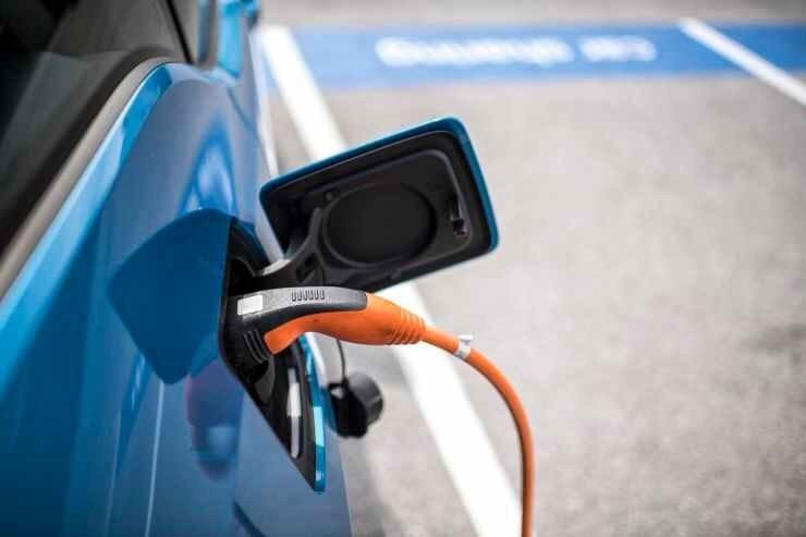 Υποχρεωτική εγκατάσταση EV charger στα νέα σπίτια στο Ηνωμένο Βασίλειο, για την προώθηση των ηλεκτρικών οχημάτων