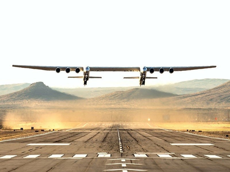 Stratolaunch: Επιτυχημένη η παρθενική πτήση του μεγαλύτερου αεροσκάφους στον κόσμο