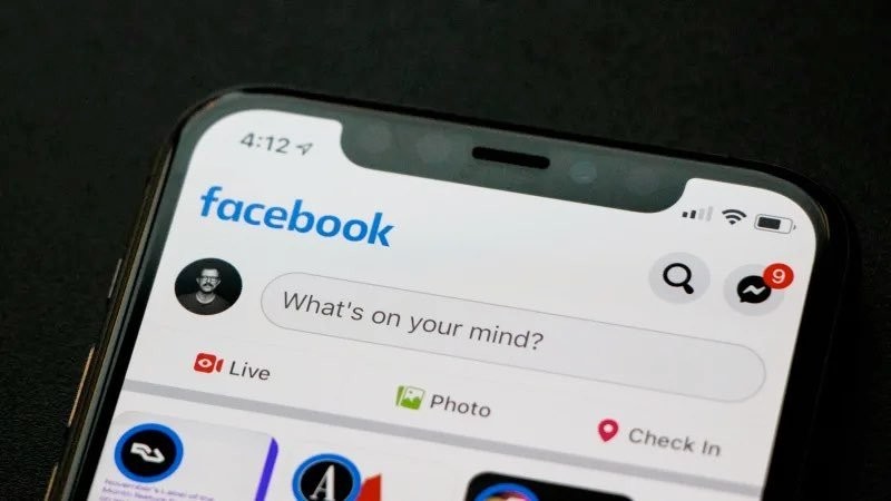 Bug στο iOS ενεργοποιεί την κάμερα του iPhone όταν σκρολάρεις στο Facebook