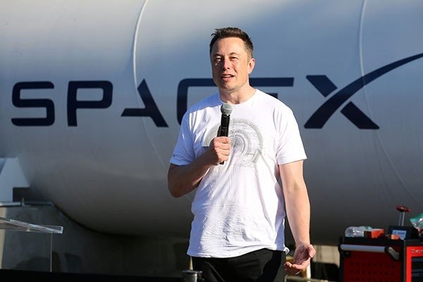 Elon Musk: Στηρίζει το #deleteFacebook αναστέλλοντας τη λειτουργία των Facebook Pages των Tesla και SpaceX