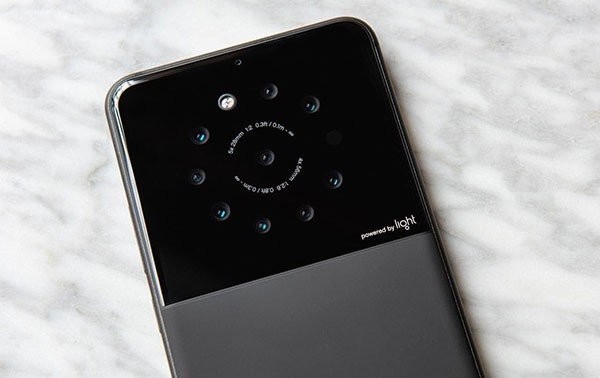 Αυτή η εταιρεία ετοιμάζει smartphone με 9 φακούς κάμερας για το πίσω μέρος