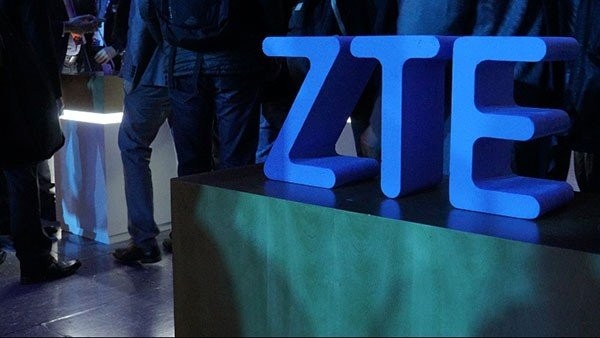 Ο Πρόεδρος Donald Trump ανέλπιστα ανακοίνωσε ότι θα βοηθήσει την ZTE για την άρση του εμπάργκο