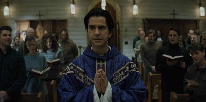Midnight Mass: Πρώτο trailer για τη νέα horror σειρά του Netflix