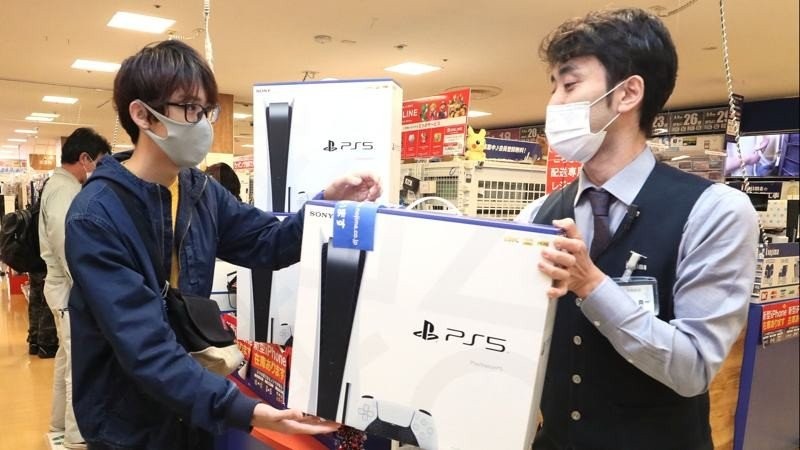 Ιάπωνας συνελήφθη γιατί μεταπωλούσε PS5 και Nintendo Switch αντί να τα παραδίδει στους πελάτες