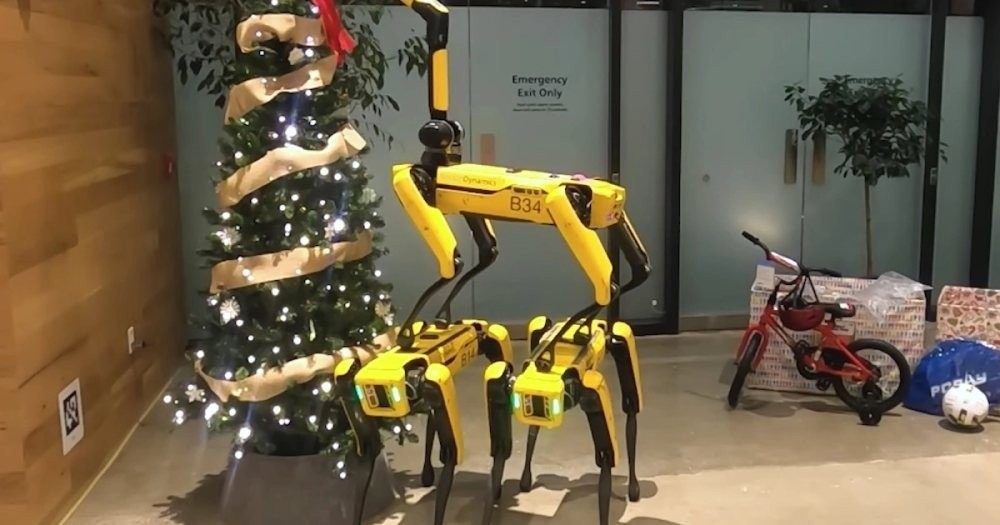Spot: Δείτε το ρομπότ σκύλο σε...Χριστουγεννιάτικη επίδειξη