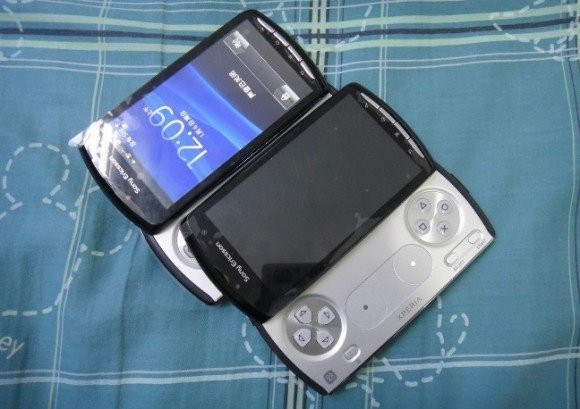 Sony Ericsson Xperia Play: Νέες φωτογραφίες με τα λογότυπα Xperia και PlayStation επάνω στη συσκευή, επιβεβαίωση για Gingerbread image