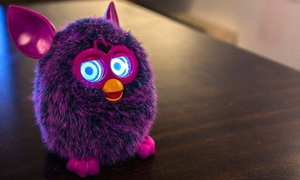 Δεν θα πιστέψεις τι κρύβει μέσα του ένα Furby! Ένας Παπάς αποκαλύπτει... image