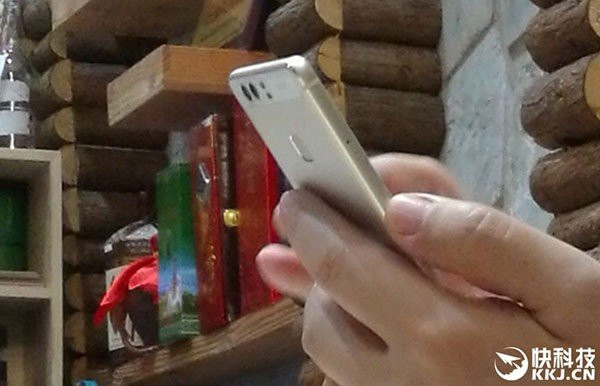 Ο πρόεδρος της Huawei φωτογραφίζεται με το Huawei P9 στο χέρι image
